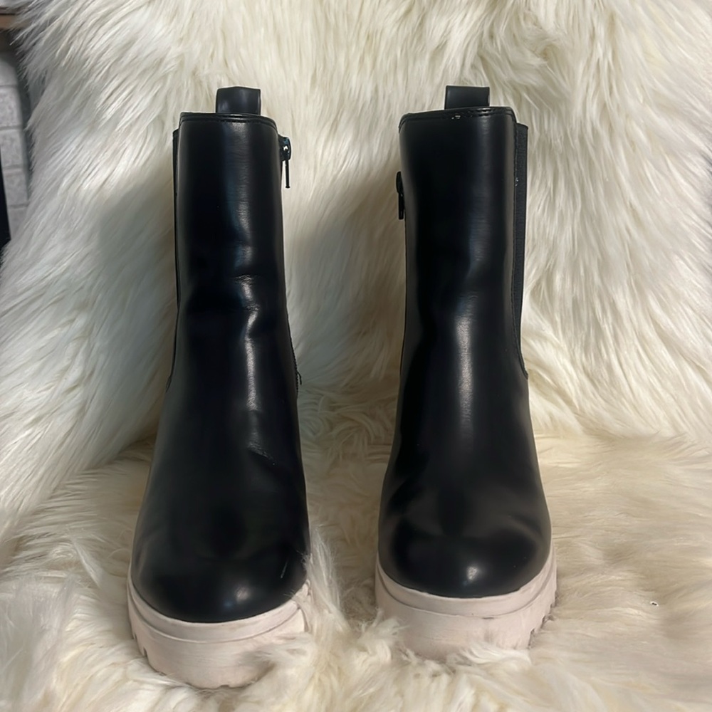 Black boots size 8 . 

NWOT